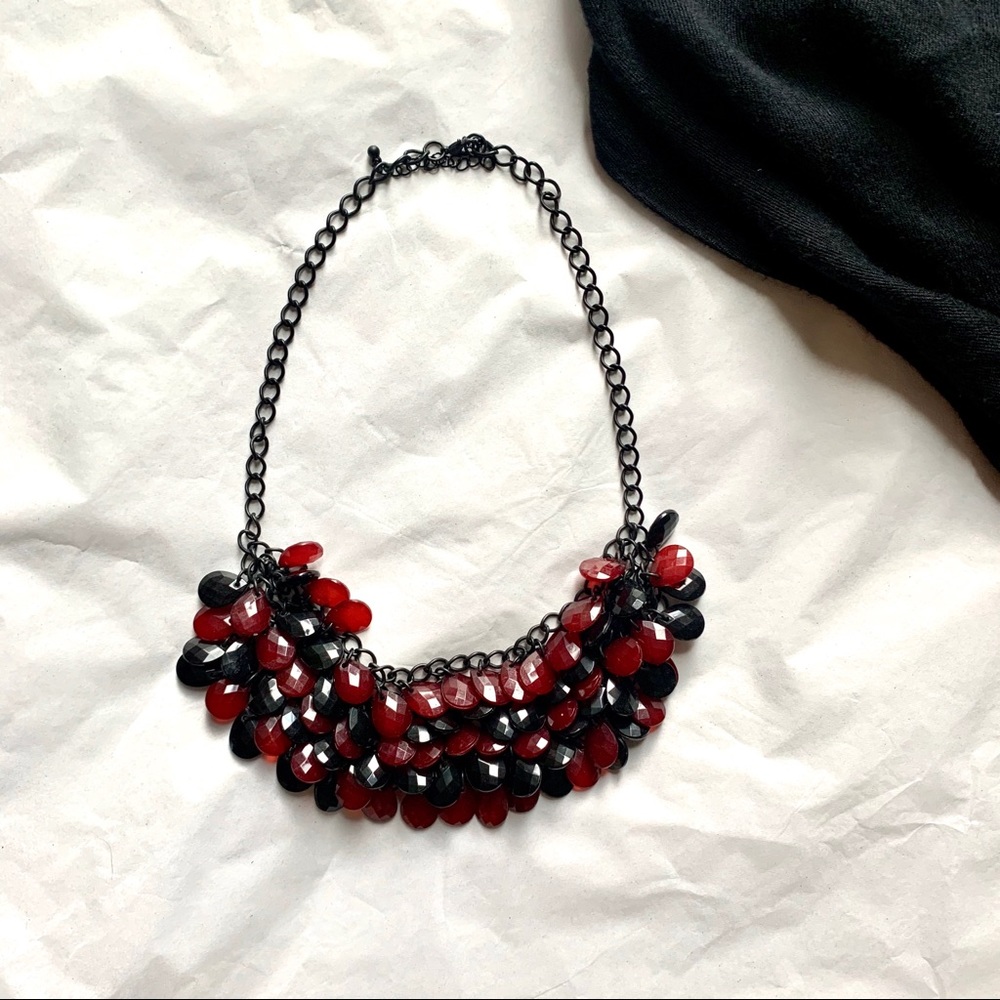 ❤️ Black and Red Beaded Bib Necklace ❤️